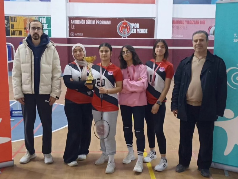  Besni Kız Anadolu İmam Hatip Lisesi Badminton'da başarılı