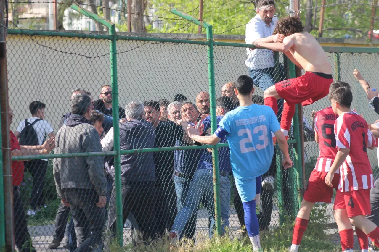  Babaları kavga edince futbolcu oğullarıda karıştı