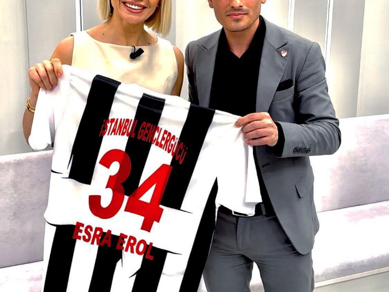  Özgür Subaşı'dan Esra Erol'a anlamlı hediye