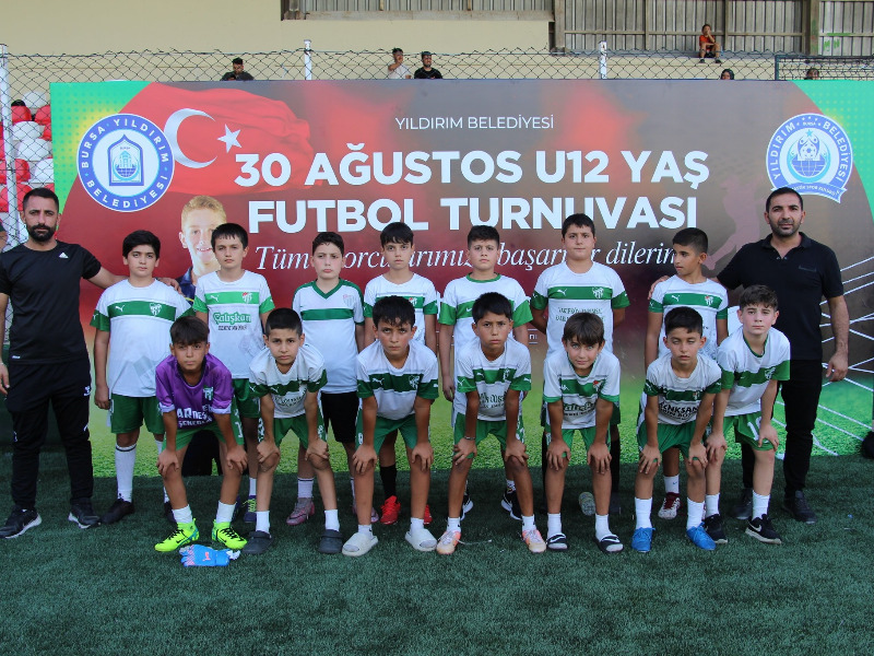  Bursa Yıldırım'da 30 Ağustos coşkusu futbol sahasına taşındı